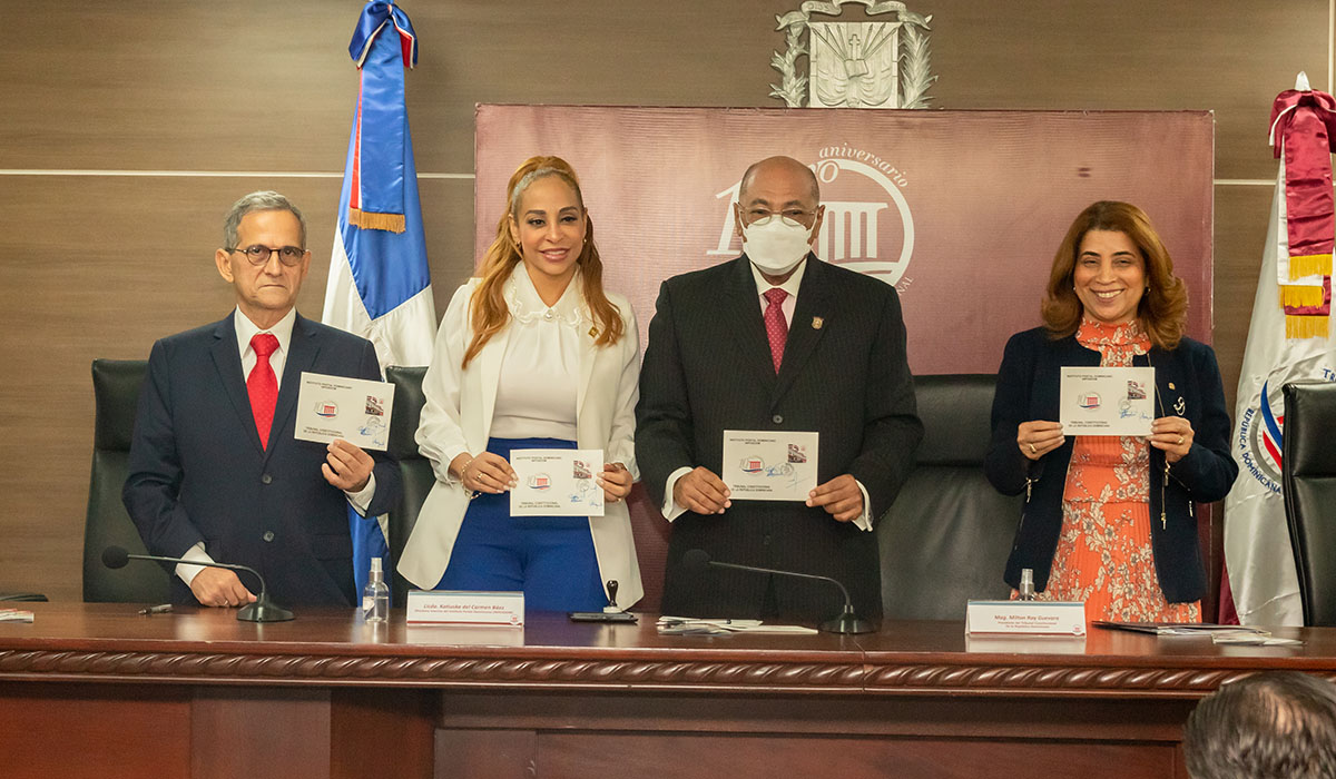 El Instituto Postal Dominicano reconoce labor del TCRD con emisión de sello postal conjunta