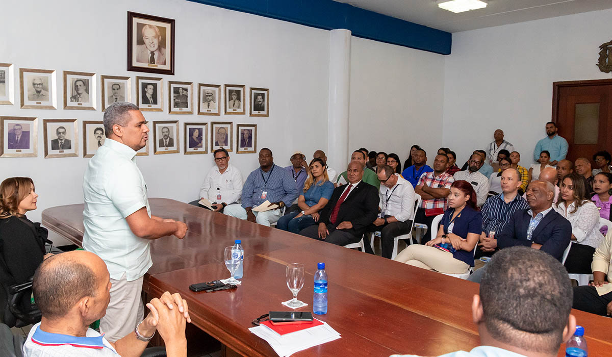 Erick Guzmán director de Inposdom se reúne con subdirectores y encargados