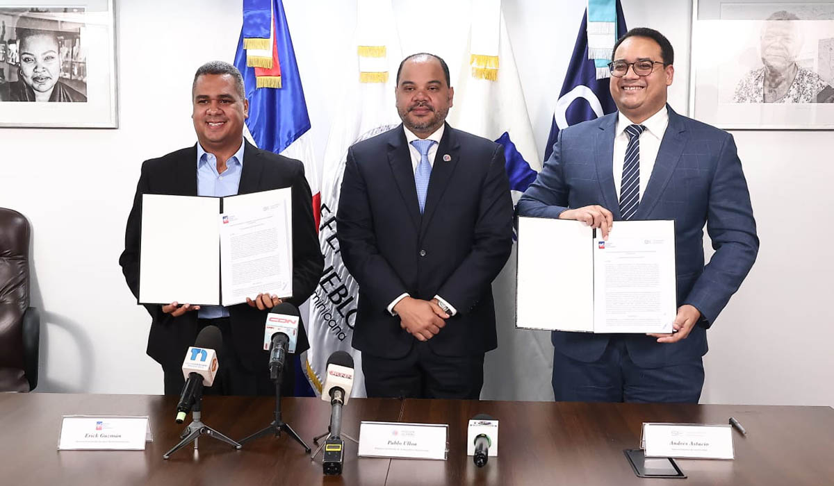 Superintendencia de Electricidad y el Instituto Postal Dominicano firman acuerdo interinstitucional para envíos decisiones de reclamaciones