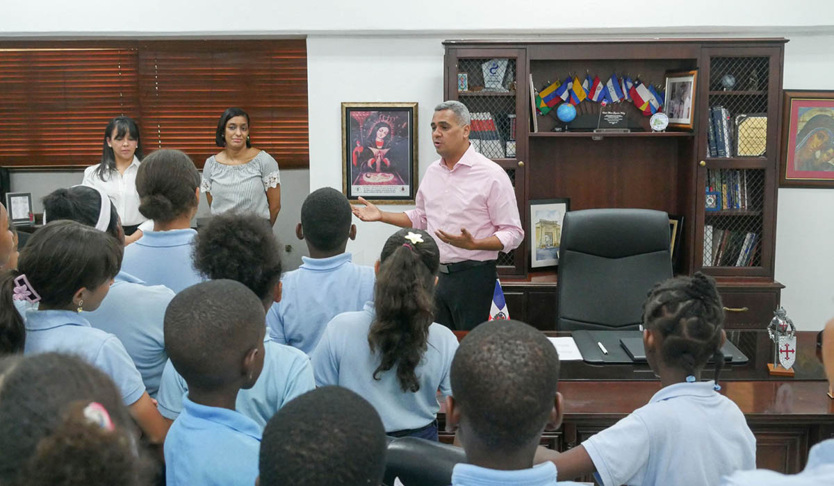 “Ruta Postal Educativa” del INPOSDOM recibe a la Escuela República de Chile