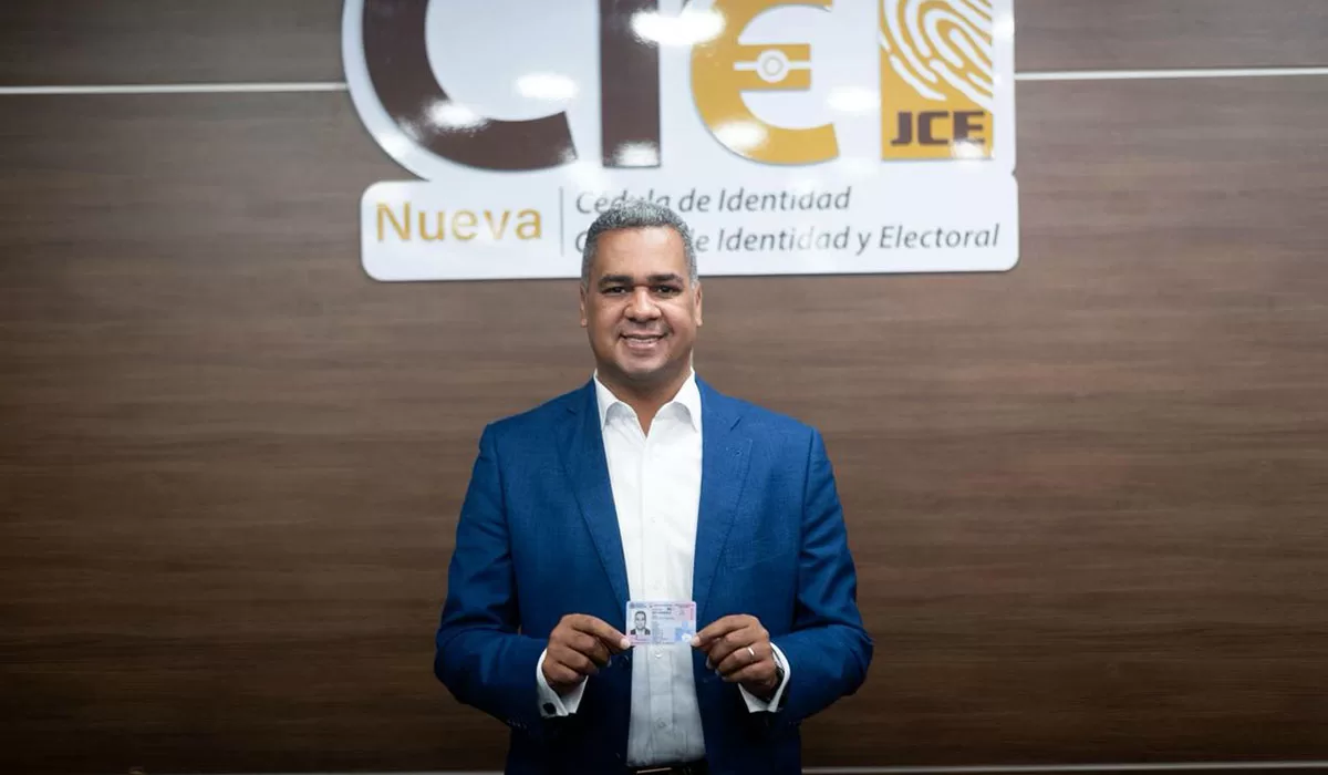 Modernización y eficiencia: director de INPOSDOM obtiene su nueva cédula y destaca innovaciones